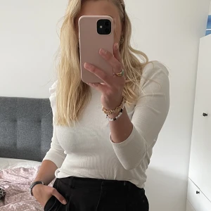 Vit topp! - Topp med lite lätt puffärm från Vero Moda!