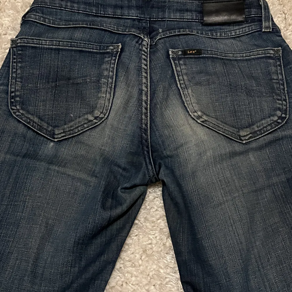 Säljer ett par lågmidjade Lee jeans, oklart vad det är för storlek men passar mig som har stl 34 och är 169cm, de är också ganska stretchiga, köpare står för frakt🥰❤️. Jeans & Byxor.
