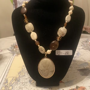 Halsband  - Olika stenar i olika färger. 