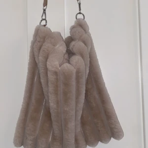 Fluffig väska  - Grå fluffig väska