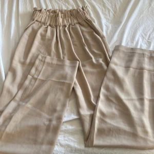 Raka byxor - Byxor från bik bok i polyester helt oanvända och skulle säga dom passar s också bra för dom är lite större i storleken säljs för dom inte kom till användning snöre saknas därför priset