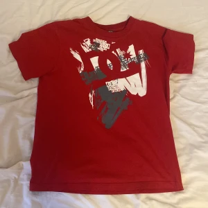 DC T-shirt  - Fet DC-tisha för alla 90s drippare, skateare och drainers. Står L på plagget men skulle säga att den passar som S-M