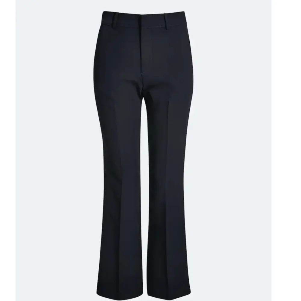 Säljer mina Vilma kostymbyxor från BIKBOK då dom är för små för mig, använda typ 2 gånger så de är i mycket gott skick💞 (nypris 399kr). Jeans & Byxor.