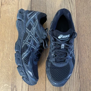 Asics GT-2000 - Snygga skor från Asics som tyvärr är lite små för mig. Fint använt skick. Finns slitage under på sulan men annars väldigt bra skick!
