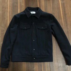 Kiomi Overshirt - En navy fodrad overshirt från kiomi i gott skick