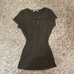 Tröja med snören - Tröja med snören över bröstet 