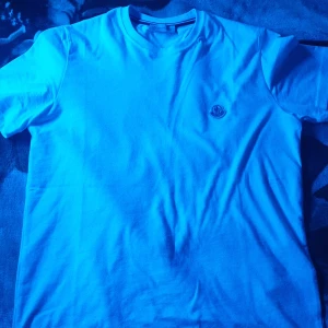 Moncler T-shirt - Väldigt ny t shirt som jag köpte i måndags men vill faktiskt sälja den för ett bra pris, pris kan diskuteras