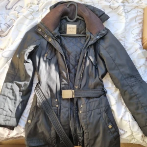 ESPRIT Jacka  - Fin ESPRIT Jacka i bra kvalitet! Är i gott skick, metallen på skärpet har slitningar och toppen på ärmarna (kolla bild 4) är lite slitna, annars väldigt gott skick! Hör av dig för för fler bilder eller frågor, pris kan diskuteras 😊