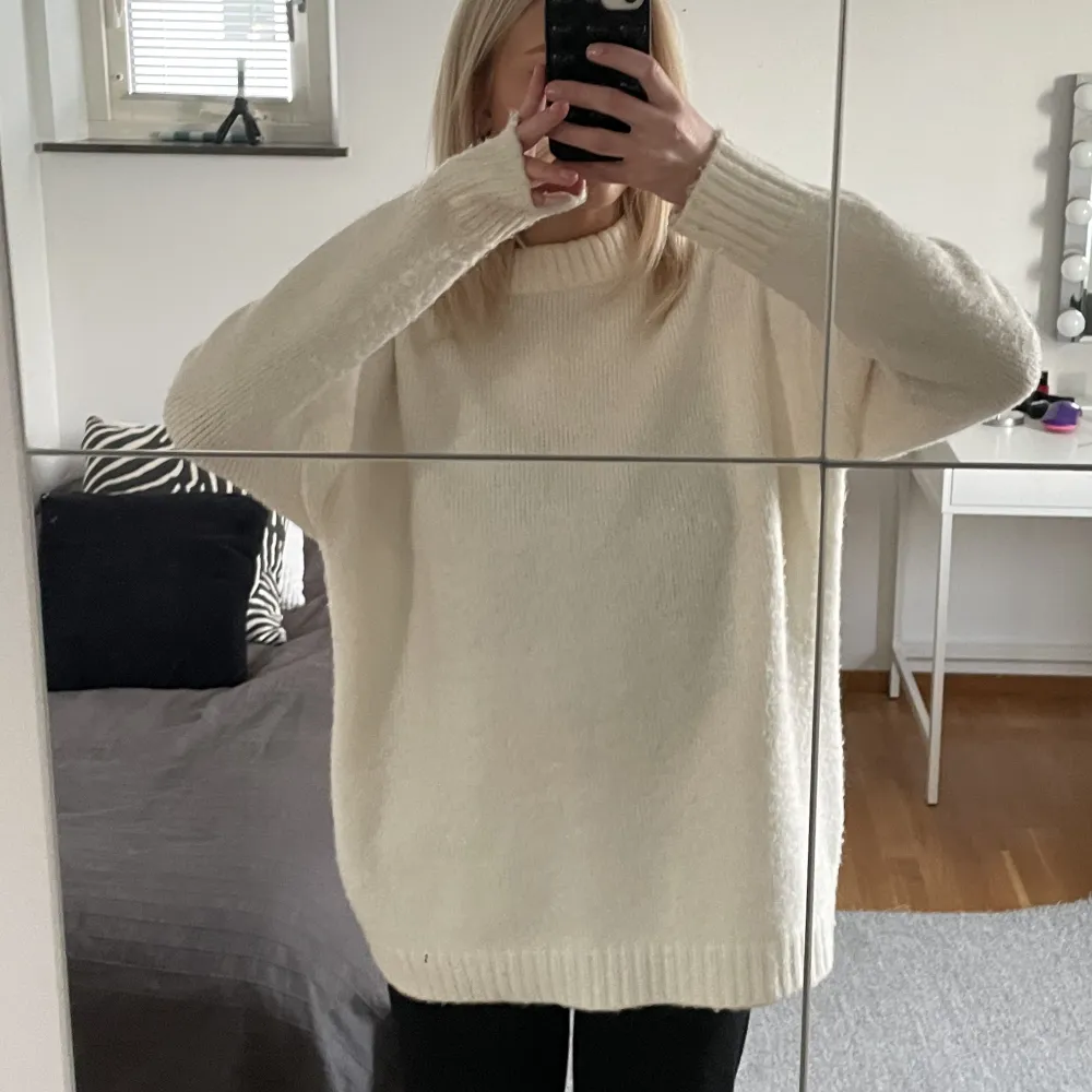 Säljer beige/vit stickad tröja! Den är super mjuk och jätteskön, lite oversized⚡️köpt för lite sen, använd ca 2-4 ggr. Stickat.