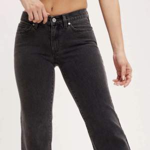 Svarta abrand jeans i storlek 24w Vilket passar xs-s Är i bra skick 500 kr köparen står för frakten nypris 1000kr  