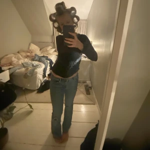 Lågmidjade Bootcut jeans  - Såå snygga jeans gammla från zara storlek 34 avklippta till mig som är 160 ungefär ❤️❤️❤️