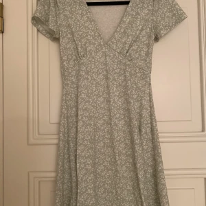 Mint grön blommig klänning - Kort sommar klänning.