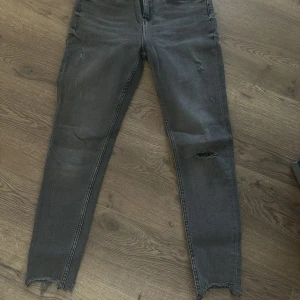 Zara jeans  - Super fina med en liten slits vid knäet. St M använda ett par gånger. Bra skick. 