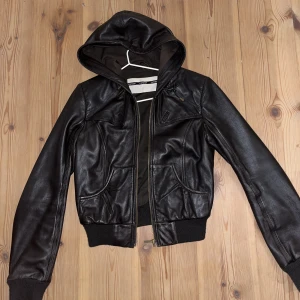 Skinnjacka från topshop - Superfin skinnjacka från topshop, perfekt till våren. Säljer då jag har en annan🥰