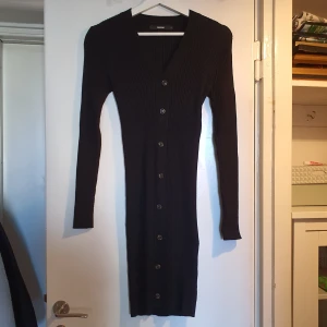 Stickad klänning - Svart stickad klänning från bikbok. Har stretch och anpassar sig efter ens figur. Endast använd fåtal gånger, fint skick. 