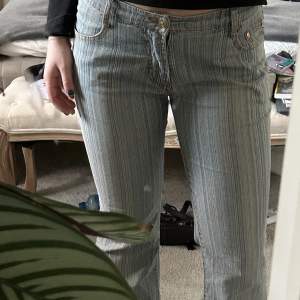 Säljer mina as coola lågmidjade bootcut jeans från märket Identita!🦋Bra skick, knappen sitter löst men är inte sönder! Står storlek XL men passar perfekt för mig som är en M! Skriv för fler bilder ❤️❤️säljer för jag har ett par liknande ❤️