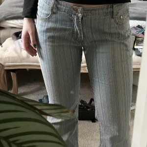 Lågmidjade jeans  - Säljer mina as coola lågmidjade bootcut jeans från märket Identita!🦋Bra skick, knappen sitter löst men är inte sönder! Står storlek XL men passar perfekt för mig som är en M! Skriv för fler bilder ❤️❤️säljer för jag har ett par liknande ❤️