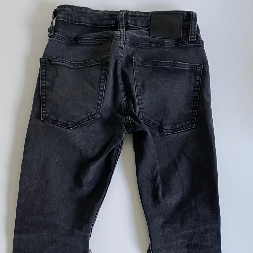Tight passform och comfortstretch. Storlek XS. Köpt begagnade och endast provad av mig. . Jeans & Byxor.
