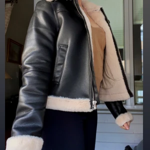 Läder jacka (feak)  - Den här läderjackan från H&M är väldigt varm med fluffig insida. Den har aldrig använts och är i väldigt bra skick!