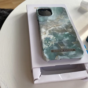 iPhone 13 Ideal Of Sweden skal - Helt sprillans nytt skal, och oanvänt! Säljs pågrund av att jag köpte fel storlek. Om du har några frågor tveka inte att kontakta mig. Orginalpris: 300 kr Köparen står för frakten 