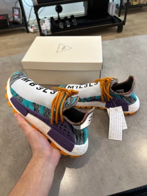 Adidas NMD Hu Solar Hu *NYA* - Skor, stl. 42,5. Herr Adidas NMD Solar Hu Human Race  Storlek US 9 = EU 42,5 Helt Nya Pharrell Williams NMD Kan fraktas! 1000 kr