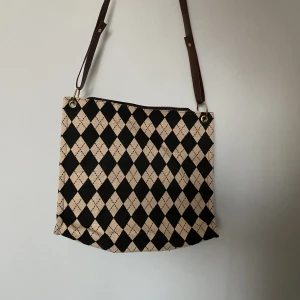 Fin väska🖤🖤 - Säljer denna coola väska som kan liva upp vilken outfit som helst!!