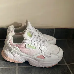 Snygga adidas falcon skor✨  limited och går ej att få tag på längre✨Vit/rosa med gröna detaljer, mindre slitage och något mindre fläck som knappt syns!🥰  Annars i bra skick✨