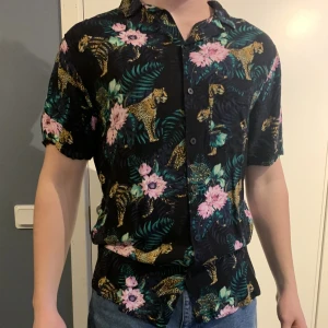 Skjorta - Somrig tunn skjorta i storlek M