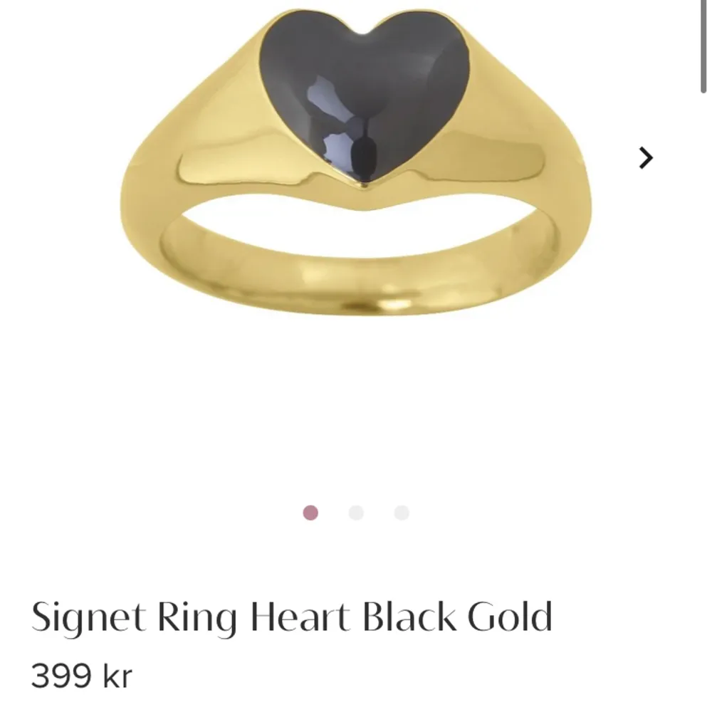 En ring från Edblad, Signet ring heart black gold, säljer för 200 ink frakt! Ny pris: 399kr skirv för mer bilder! Den är i storleken m, 17,5mm och passar nog dom flesta❤️ dom är köpa på edblads hemsida. Accessoarer.