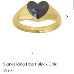 En ring från Edblad, Signet ring heart black gold, säljer för 200 ink frakt! Ny pris: 399kr skirv för mer bilder! Den är i storleken m, 17,5mm och passar nog dom flesta❤️ dom är köpa på edblads hemsida