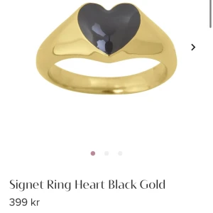 Edblad ring - En ring från Edblad, Signet ring heart black gold, säljer för 200 ink frakt! Ny pris: 399kr skirv för mer bilder! Den är i storleken m, 17,5mm och passar nog dom flesta❤️ dom är köpa på edblads hemsida