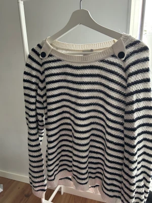 Randig tröja - Säljer denna mysiga stickade tröja, då den inte kommer till användning. Fint skick! Skulle säga att den är mer som M.