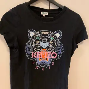 Kenzo t-shirt storlek XS dam. Mycket bra skick, knappt använd. Köpt i London, givetvis äkta.