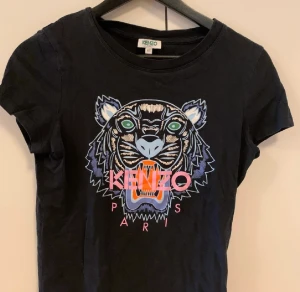 Kenzo t-shirt - Kenzo t-shirt storlek XS dam. Mycket bra skick, knappt använd. Köpt i London, givetvis äkta.