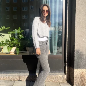 Stickad tröja  - En perfekt tunn stickad tröja till våren! Tröjan är lite längre på baksidan än på framsidan. Materialet kliar INTE. :)