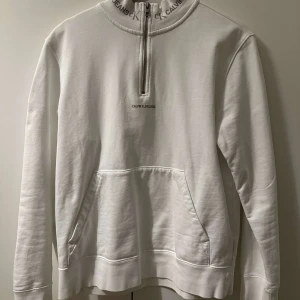 Calvin Klein vit halfzip - Jag säljer min Calvin Klein halfzip i storlek M. Den är i bra skick. Nypris 1099 kr, kvitto finns