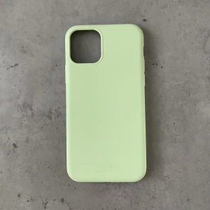 iPhone 11 pro skal - Skal till iPhone 11 pro. Lite använt men fint skick. Ge gärna egna bud om pris inte passar. Är öppen för förslag!