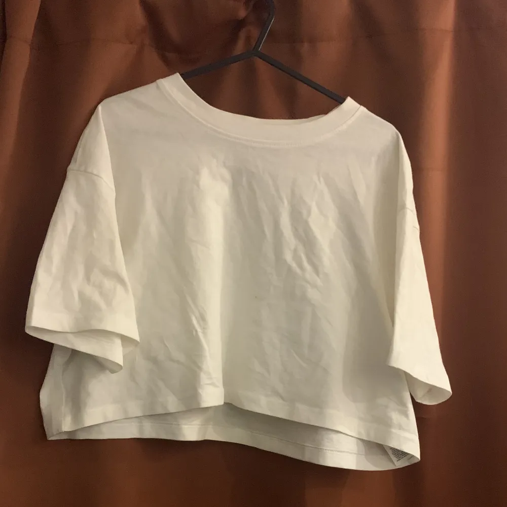 En vit magtröja som jag köpte från new yorker för 89kr och säljes pågrund av att jag aldrig använder den || Köparen står för frakt || . T-shirts.