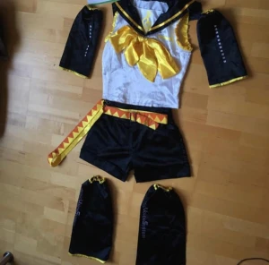 Rin kagamine cosplay  - Hej säljer min rin cosplay!! Pris kan diskuteras! Saker som inkluderar är: ben värmare,arm värmare,bälte (sid bälte) shorts och toppen :)) frakten går på 70kr