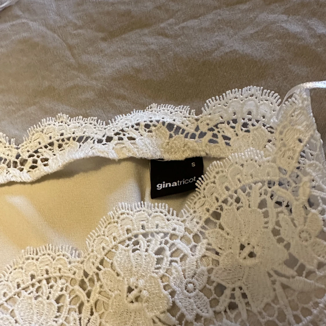 Vit tröja med spets  - 90