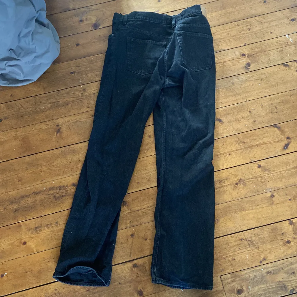 Säljer mina jeans köpta på weekday. Storleken är 32/34 och de är sparsamt använda. Kvaliten är 9/10. Hör av er vid frågor eller liknande.. Jeans & Byxor.