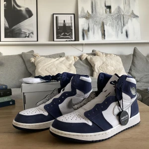 Aj1 high midnight navy - Säljer mina jordan 1. Använda under sommaren och är nästintill nya i skicket då jag är väldigt mån om att ta hand om mina skor. Säljs pga av vill köpa mig ett par nya skor. Om du undrar om något så tveka inte på att höra av dig. Kan mötas i södra Stockhol