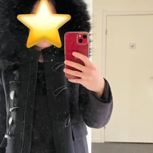 Zara jacka - Använt skick! Har lite knottror på sig men annars väldigt fin! Pälsen är fake! 