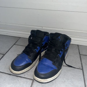 JORDAN 1 MID "HYPER ROYAL" - Jordans i st 39, endast använda några gånger. Köpta från Restocks. Frakt ingår i priset.