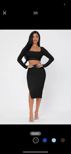 Oanvänt set - Oanvänt set i ribbat material från Shein. Storlek M och med en snygg slits.