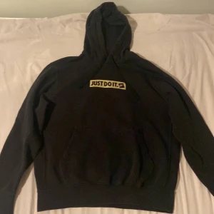Svart Nike hoodie  - En svart Nike hoodie i storlek M, den är väldigt skön och i bra skick. 