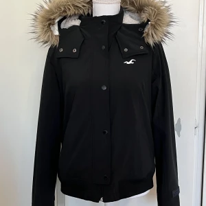 Hollister california jacka  - Använd men i gott skick! Storleken är L men jag som S/M har kunnat använda den utan problem<3 ps vid snabb affär kan priset diskuteras puss