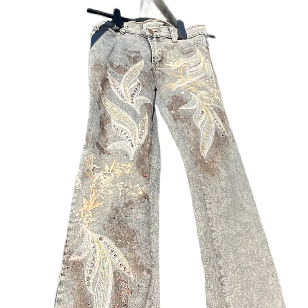 Unika bootcut jeans i grå wash med coolt tryck på. Även glitter, paljetter och rhinestones:)  . Jeans & Byxor.