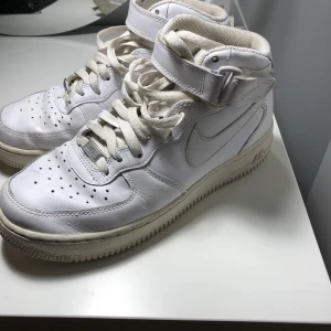 Nike Air Force 1 high - Nike air force 1 high!! Använt ett få tal gånger så i väldigt bra skick! Skriv för fler bilder!!!! Nypris: 1200kr 