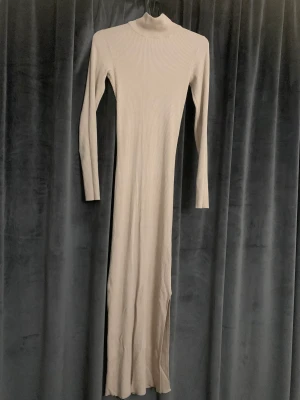 Klänning - En jätte fin lång klänning i ringar material. Den är öppen på sidan men inte alls för mycket. Stretchigt material!